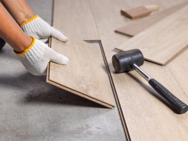 Verlegen von Laminatdielen auf dem Boden