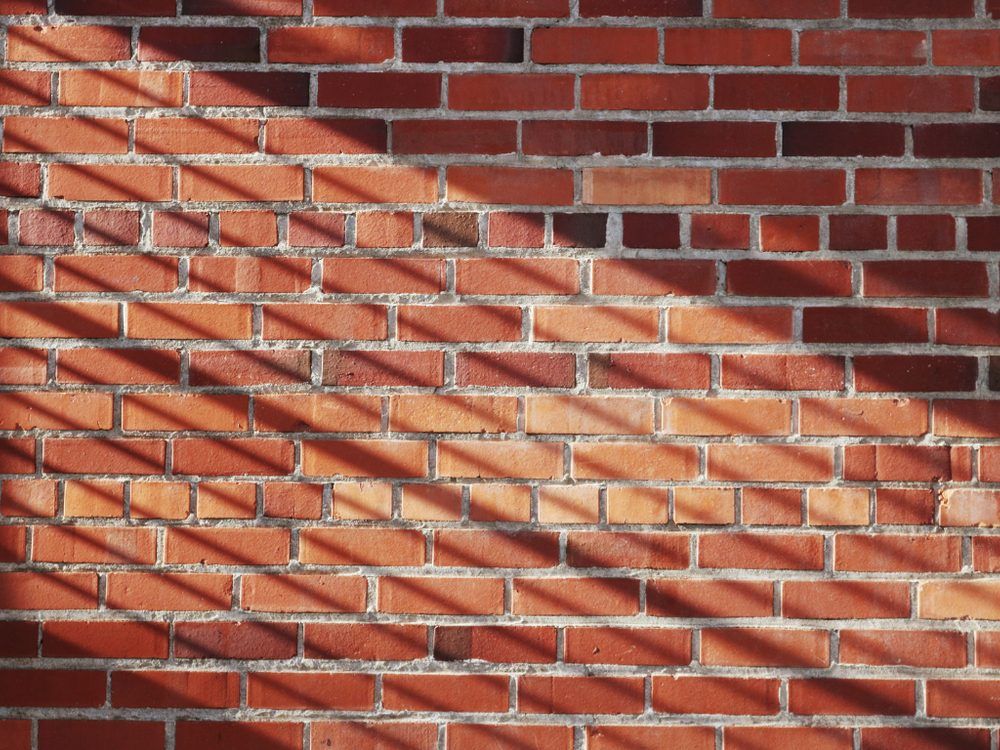 Fassade aus rotem Klinkermauerwerk im Detail