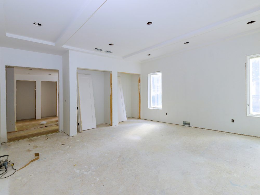 Innenraum im Rohbau mit fertig verputzten Wänden